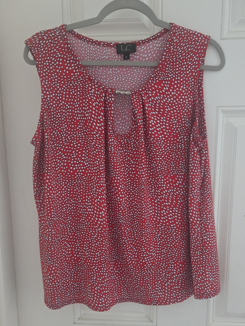 LIKE-NEW Red Sleeveless Dot-Print Keyhole Camisole